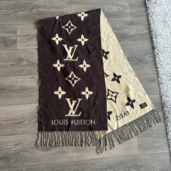 Louis Vuitton Cashmere Monogram Reykjavik Scarf - Picture 4 of 7
